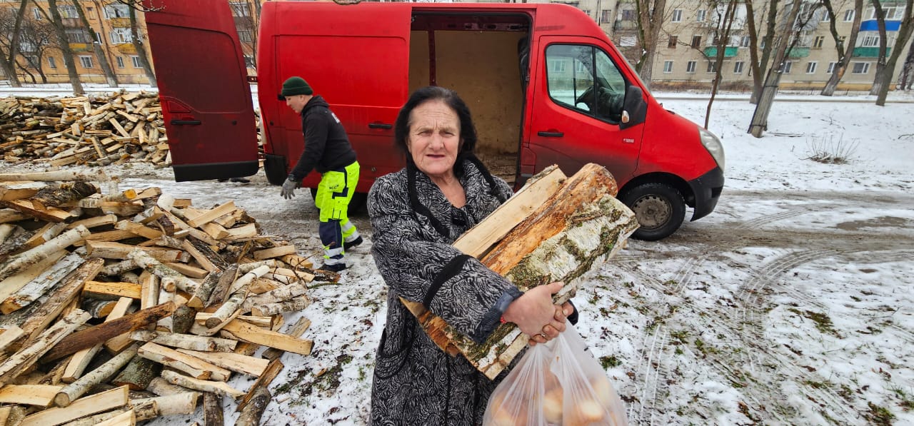 Ajutor cu lemne pentru o ucraineanca