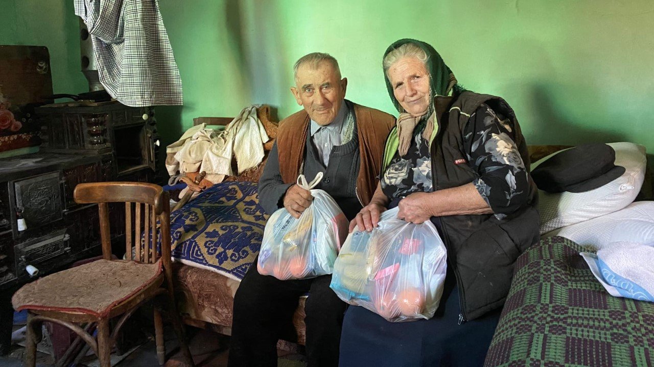 Batrani cu pachete primite in dar